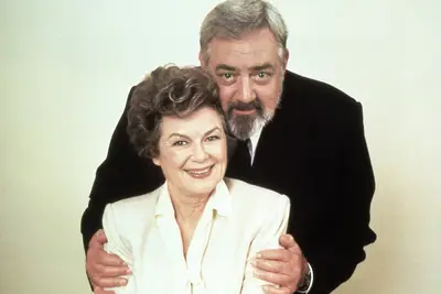 Perry Mason Star, Raymond Burr, Pfade für homosexuelle Schauspieler, auch wenn er sich hinter einer direkten Tragödie versteckte