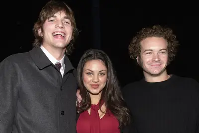 Danny Masterson Bet Ashton Kutcher $ 10 para besar francés a Mila Kunis, de 14 años, en ese show de los 70 
