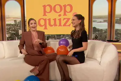 Drew Barrymore lembra que posou nua depois que Natalie Portman disse que nunca mostraria seu peito para um jornal: eu não sabia que haveria um emprego on -line!