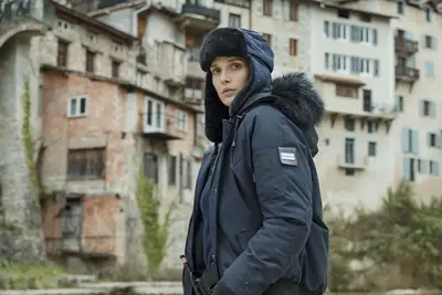 Trasferisci o ometti: antracite a Netflix, circa quattro persone che cercano di risolvere un omicidio rituale nelle Alpi francesi