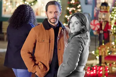 Traduzido ou pequenos omits: onde você está, Natal? Em Hallmark, onde Lyndsy Fonseca deve salvar o Natal de um mundo em preto e branco