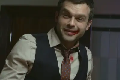 La escena de sexo del período de Juego de la Feria es una forma brillante de engañar al público para amar a Alden Ehrenreich