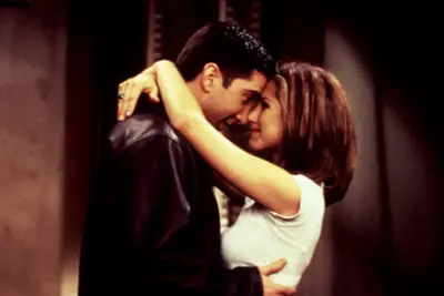 Jennifer Aniston confirma que ella y la coprotagonista de Friends David Schwimmer estaban enamorados el uno al otro en Live: lo dejamos jugar en la televisión