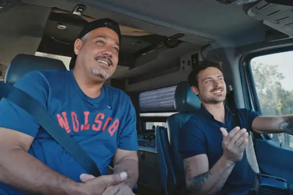 Boston Rob Mariano versucht, Dylan Efron in der neuen YouTube-Serie „Everything’s A Competition“ in die Schranken zu weisen