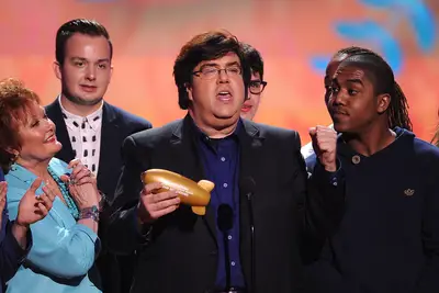Onde está Dan Schneider agora? O que você precisa saber sobre o criador de Nickelodeon, que está calmo no set