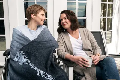 Sarah Chalke and Katherine Heigl in 