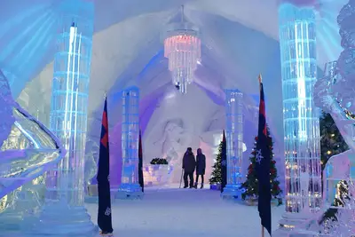 A Royal Christmas Crush, hotel interior