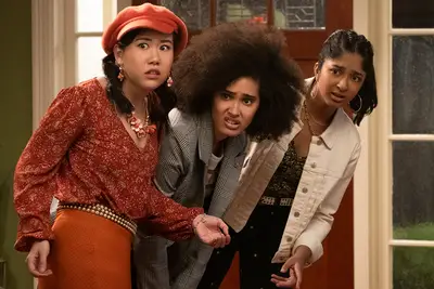 NEVER HAVE I EVER (L to R) RAMONA YOUNG as ELEANOR WONG, LEE RODRIGUEZ as FABIOLA TORRES, and MAITREYI RAMAKRISHNAN as DEVI VISHWAKUMAR