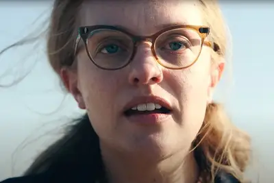 Elisabeth Moss quebrou uma vértebra enquanto ele fez uma turnê para sua nova série Hulu the Veil