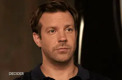 Jason Sudeikis shrugging in We