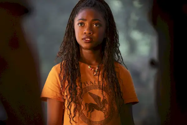 Leah Sava Jeffries como Annabeth Chase em