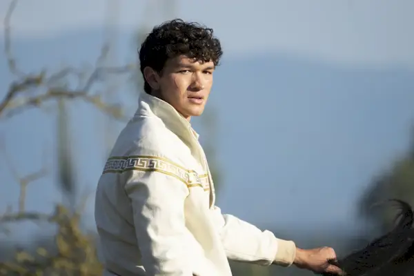 Charlie Bushnell como Luke Castellan em