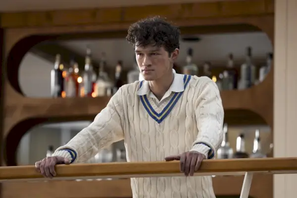 La estrella de 'Percy Jackson y los dioses del Olimpo', Charlie Bushnell, dice que el brillo del vestuario de la temporada 2 de Luke lo hace sentir como un nuevo estudiante universitario modelo masculino