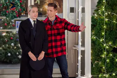 Senden oder weglassen: Weihnachtsinsel in Hallmark, wo ein Pilot und ein Flugverkehrsleiter Liebe und Hummerfallen finden