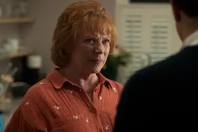 Quem interpreta Dottie Lasso, mãe de Ted, Ted Lasso? Sai Becky Ann Baker