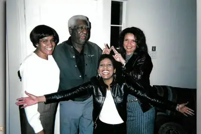 Tamron Hall diz a ele que ele se sentiu impotente quando o assassinato de sua irmã não foi resolvido