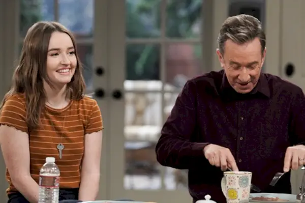 Kaitlyn Dever stupisce Tim Allen con la visita a sorpresa di 'Shifting Gears' nella mini reunion di 'Last Man Standing