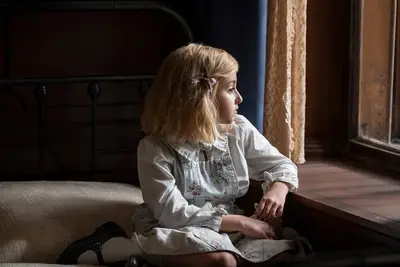 El episodio 7 de We Fui The Lucky Ones se niega a pasar por alto el trauma de la infancia causado por el Holocausto