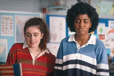 Trasferisci o lascia fuori: Bottoms in Prime Video, una satira della commedia folle di Emma Seligman e Rachel Sennott