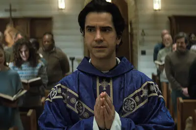 Do que está falando em massa da meia -noite? Tudo o que sabemos sobre a vigilância perturbadora de Mike Flanagan