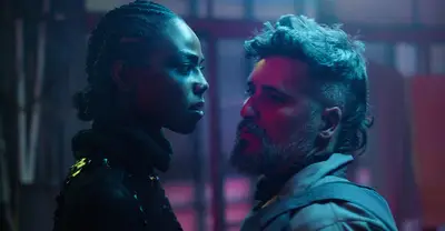 Transfira ou solte: Bionic na Netflix, um filme de ação brasileiro com peças de ficção científica fratadas