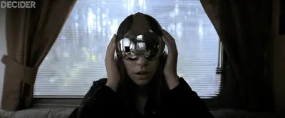 3 BODY PROBLEM Ep8 Tatiana putting on game helmet, ominous zoom out