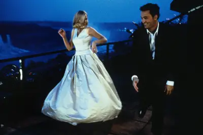 THE WHOLE NINE YARDS, from left: Natasha Henstridge, Matthew Perry, 2000,