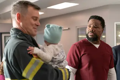 Malcolm-Jamal Warner von 9-1-1 in Amir und Bobby, die mit Peter Krause und mehr zusammenarbeiten