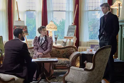 ¿Dónde se filmó los misterios de Newport dorado? La estrella Ali Skovbye derrama el té, Emma Vanderbilt-Cross Style