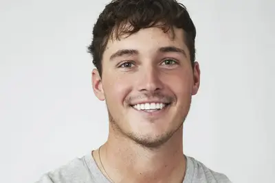 Quem é John Henry como bacharelado no paraíso? Conheça a caridade Lawson ex Bacheorte Bacheorte