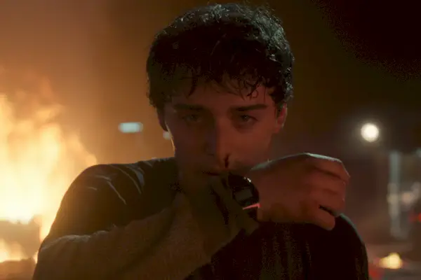 Will Byers (Noah Schnapp) limpando sangue do nariz em