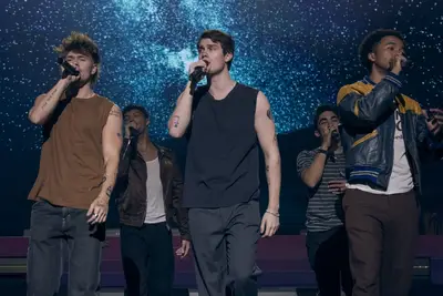 Sì, è davvero Nicholas Galitzine che canta nell'idea di te e sembra fantastico