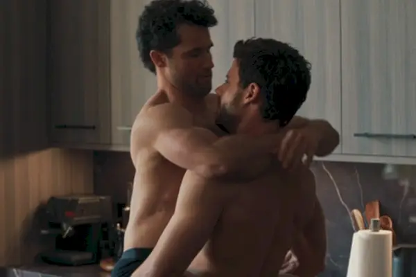Scott Hunter (Francois Arnaud) y Kip Grady (Robbie G.K.) abrazados