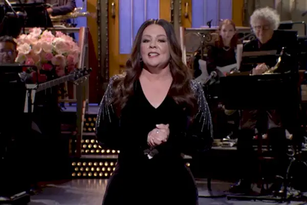 O retorno dramático de ‘SNL’ de Melissa McCarthy provoca reações chocadas com a aparente perda de peso