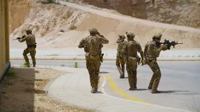 Ankunft oder weglassen: Härtere Kräfte auf der Erde in Netflix, wo eine Gruppe ehemaliger Spezialkräfte mit Militär- und Elitepolizisten weltweit trainiert