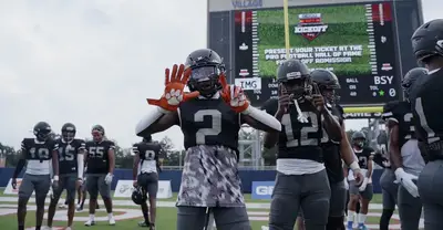 Transmita o omitirlo: BS High en Max, una inmersión profunda en un equipo de fútbol de una escuela secundaria que no existía