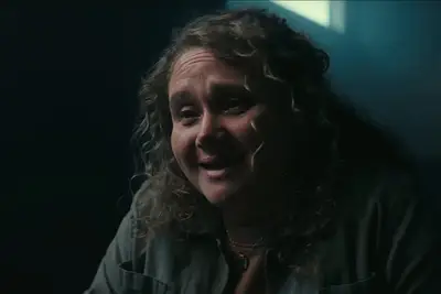 O final da segunda temporada do turista disse: O que os arquivos de Elliot disseram?