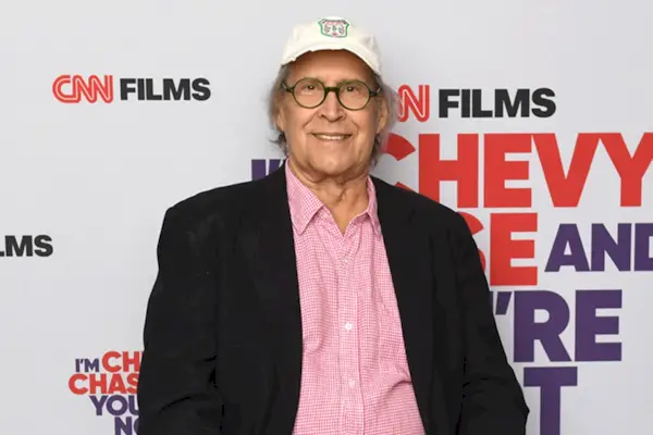 Chevy Chase behauptet in neuer CNN-Dokumentation Kindesmissbrauch: Ich habe mir immer Sorgen um meine eigene Gesundheit gemacht