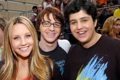 Drake Bell diz que nunca viu nada estranho entre Amanda Bynes e Dan Schneider