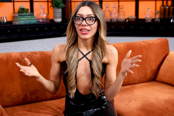 A estrela de ‘Owning Manhattan’, Jade Shenker, confirma que seu TikTok sobre Mean Girls era sobre suas co-estrelas: é uma merda quando você entra em uma sala e todo mundo para de falar