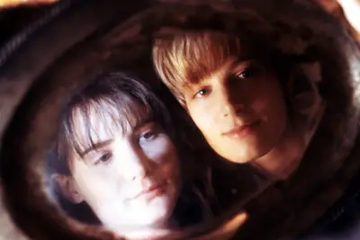 SINGLE WHITE FEMALE, Jennifer Jason Leigh, Bridget Fonda, 1992