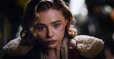 Transmita o íllll: Shadow in the Cloud en Hulu, en la que Chloe Grace Moretz se enfrenta a un gremlin (y sexismo) de la tontería (y el sexismo)