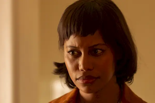 Charlotte Hanlon (Taylor Paige) em