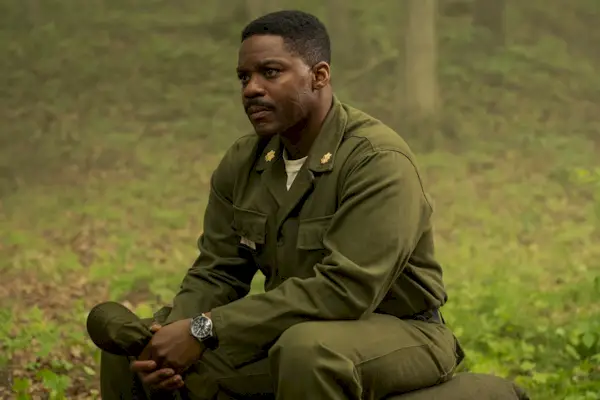 Leroy Hanlon (Jovan Adepo) em