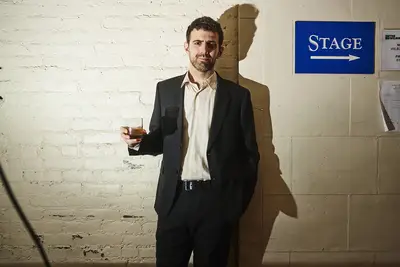 Sam Morril fala sobre a navegação do panorama em mudança das especialidades das comédias e das reações de transmissão viral