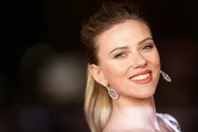 Scarlett Johansson brinca que o diretor Wes Anderson escondeu o rosto quando filmou sua cena nu como cidade de asteróides