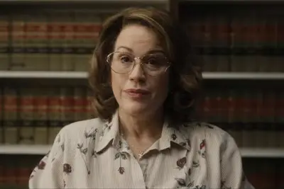 O papel de Molly Ringwald como Shari em Dahmer é apenas o começo de seu tempo no universo Ryan Murphy