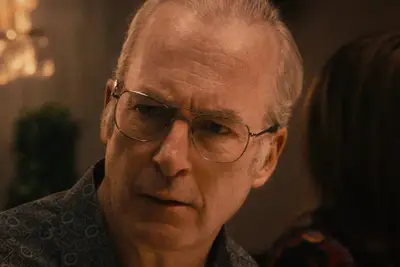 Quem interpreta Lee na segunda temporada do urso? Conosci lo zio intensivo di carmy