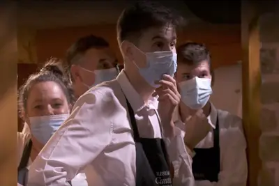 Il capitano Sandy disegna finalmente Lexi Wilson sotto la copertura medica