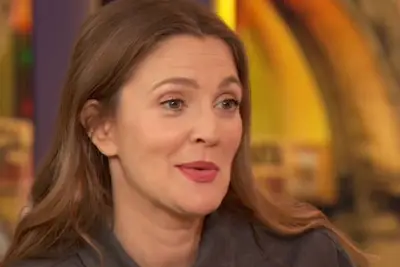 Drew Barrymore mostra sua cueca no programa Drew Barrymore: comprei na farmácia